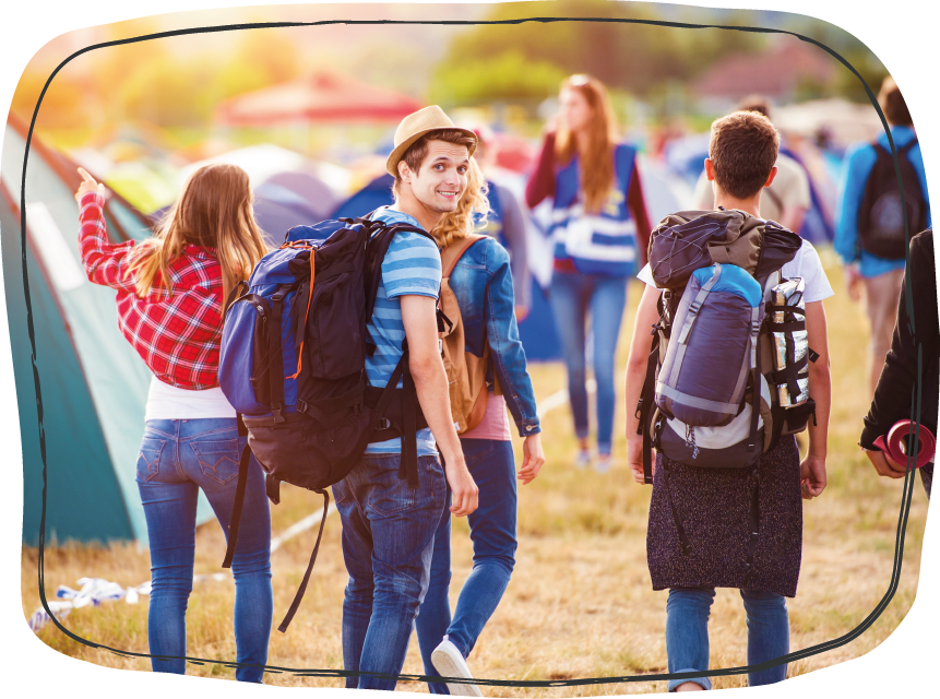 Weniger ist mehr, besonders bei Verpackungen. Große Packungen mit vielen Mini-Einzelverpackungen sind unpraktisch und sorgen schnell für unnötigen Müll, der sich über das Gelände verteilt. Achte daher schon beim Einkauf auf müllarme und recyclebare Alternativen, nutze Mehrweg-Geschirr und vermeide Plastikbesteck und Einwegteller. Zero-Waste-Ansatz leicht gemacht!